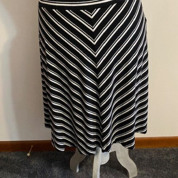 Ann Taylor Loft Black/White pull-on skirt, size L - Picture 2 of 3